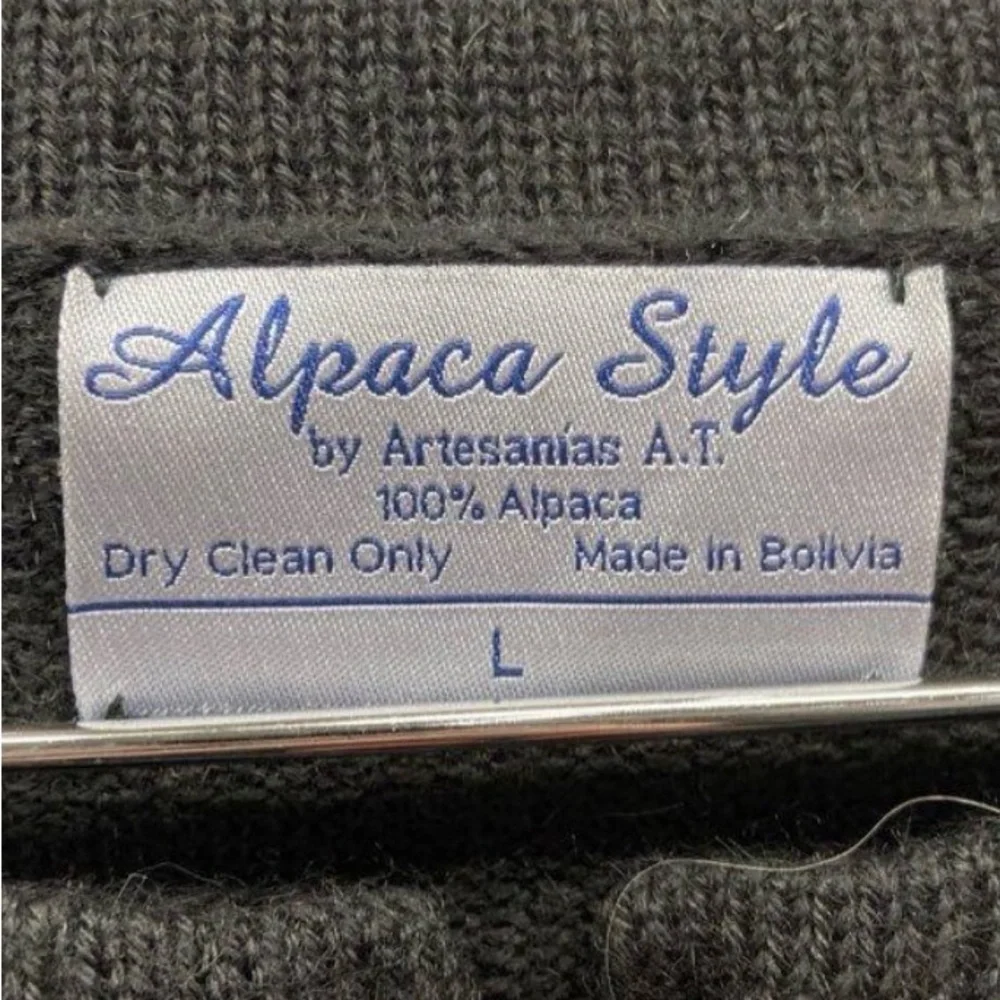 Alpaca Style by Artesanias A.T. alpaca wool black and Red cardigan